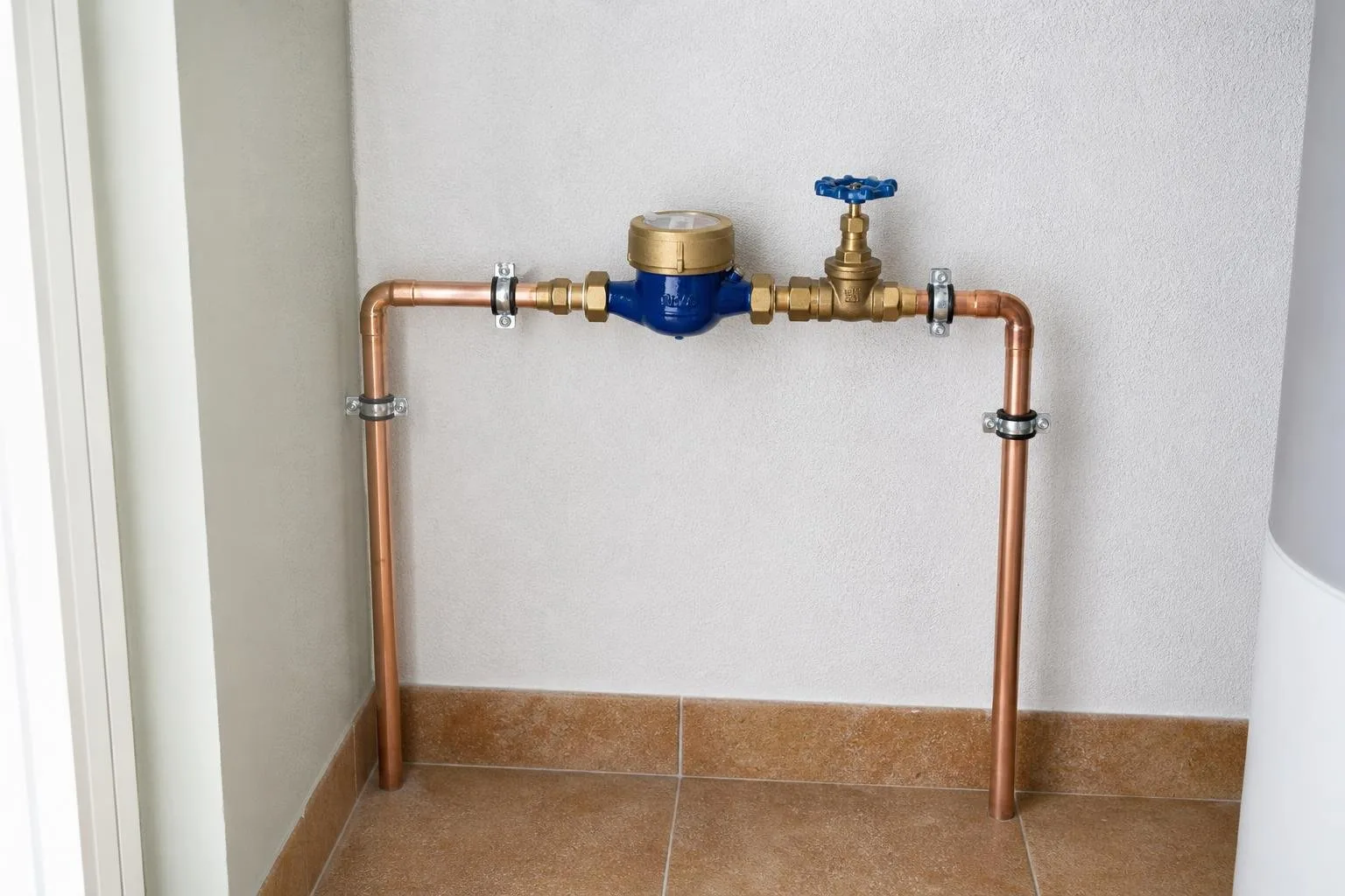 Llave de paso general y contador con tuberías nuevas