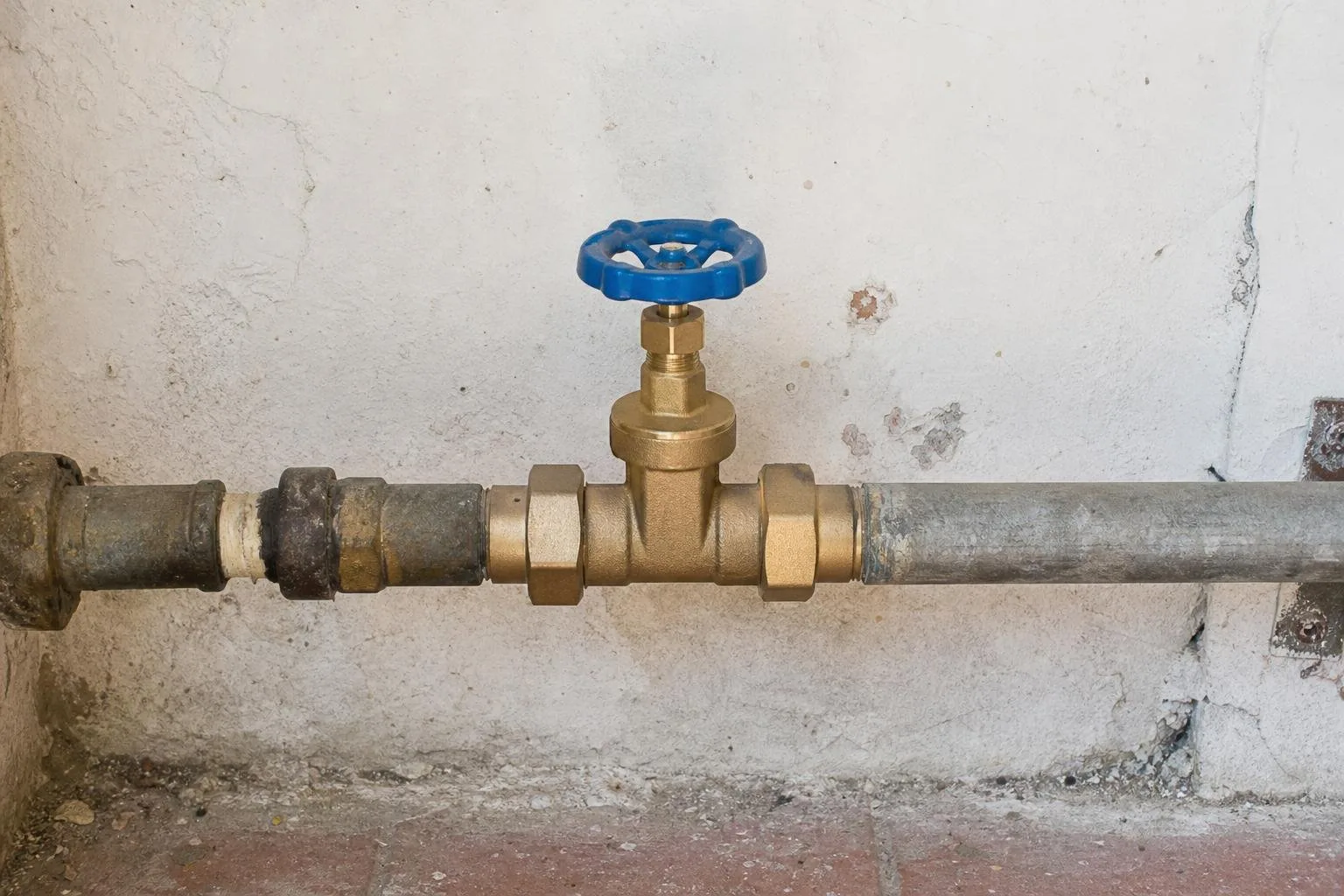 Llave de paso general nueva en un sótano